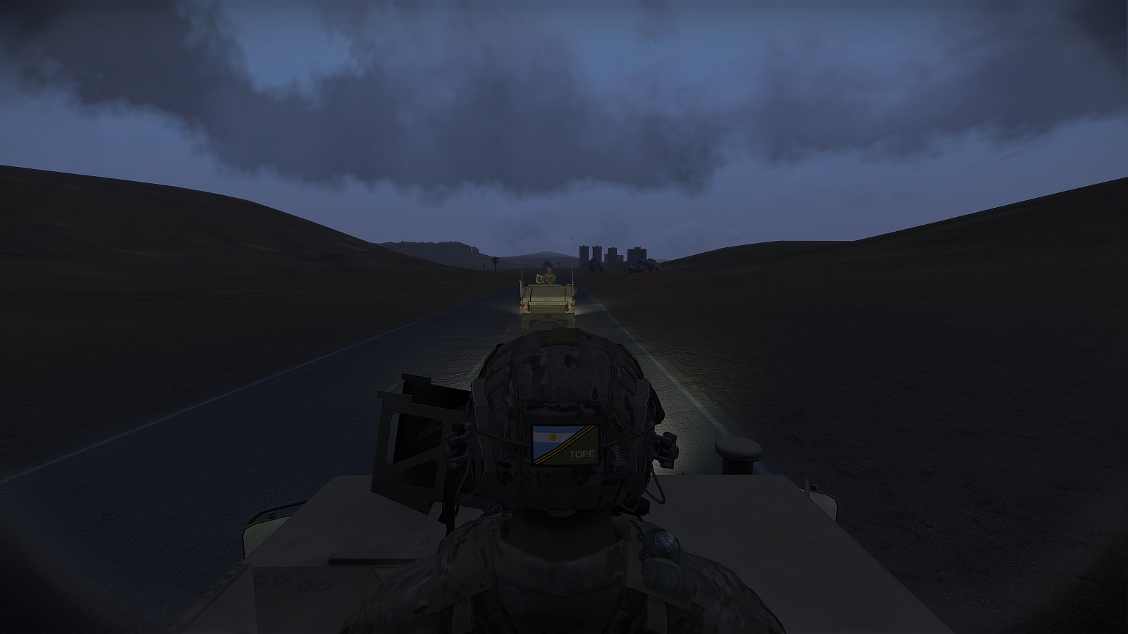 Un jugador de Comunidad TOPE avanzando durante una patrulla en Arma 3